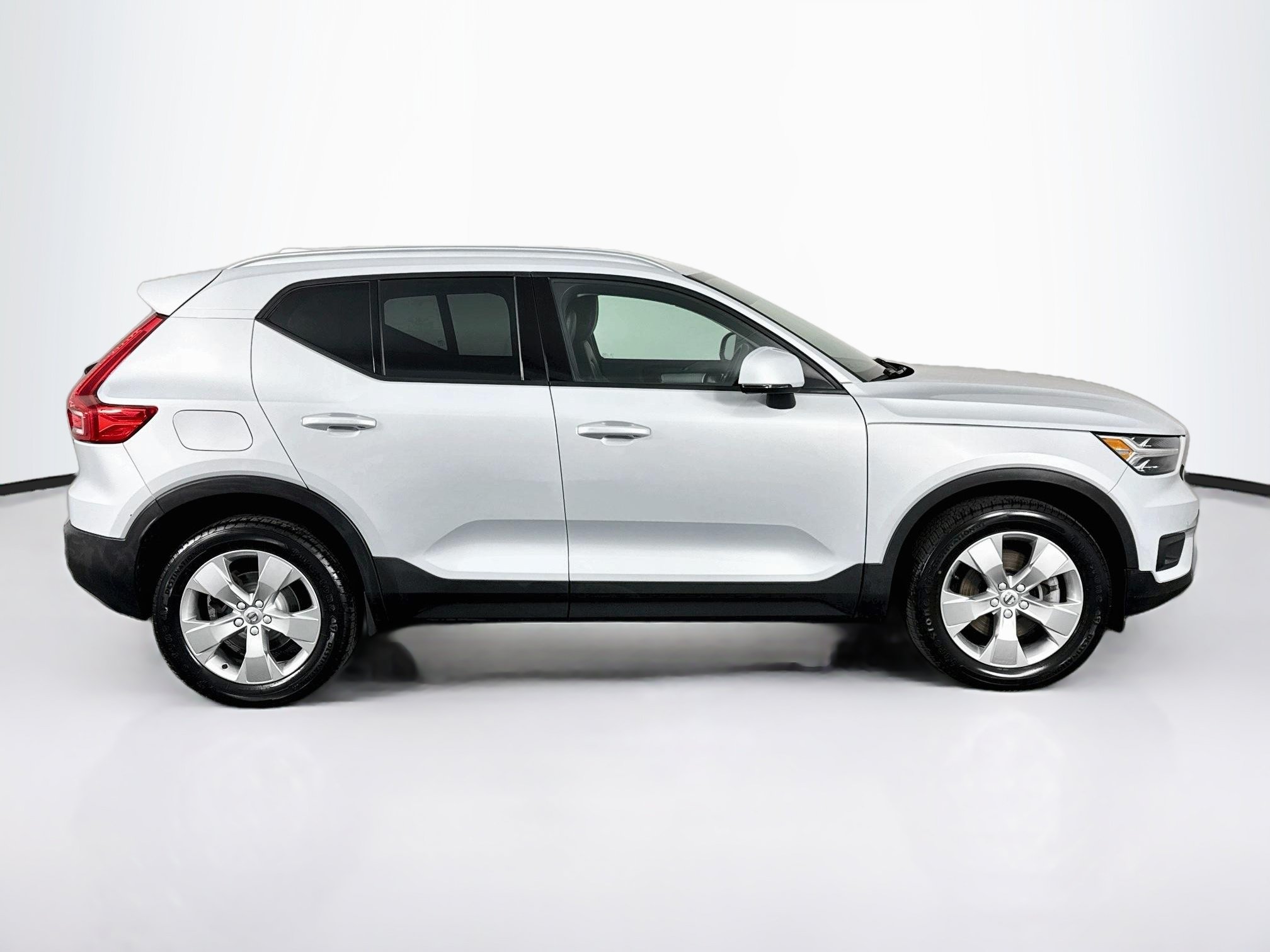 Used 2022 Volvo XC40 T5 Momentum AWD/4WD image 16