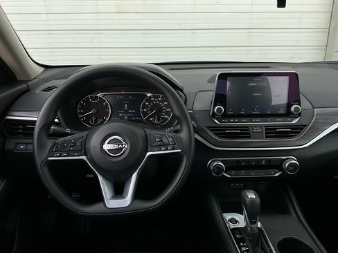 Used 2025 Nissan Altima 2.5 SV image 14