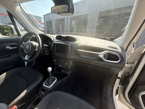 Used 2018 Jeep Renegade Latitude FWD image 13