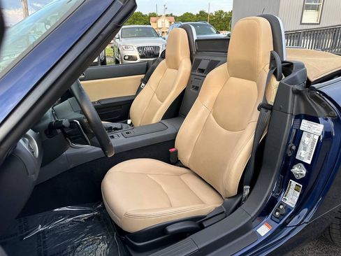 Used 2010 MAZDA MX-5 Miata Grand Touring w/ Premium Pkg RWD image 20