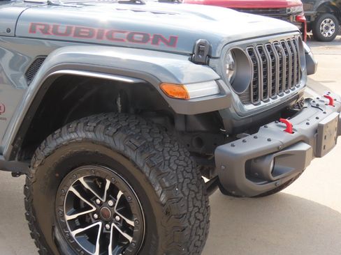 Used 2025 Jeep Wrangler Unlimited Rubicon AWD/4WD image 6