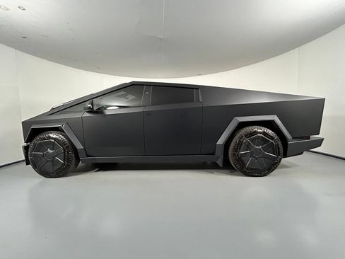 Used 2024 Tesla Cybertruck AWD Crew Cab image 4