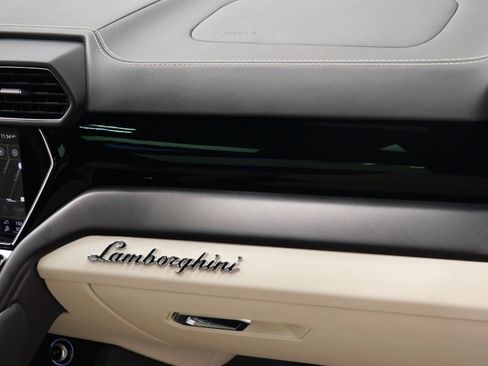 Used 2022 Lamborghini Urus AWD/4WD image 36