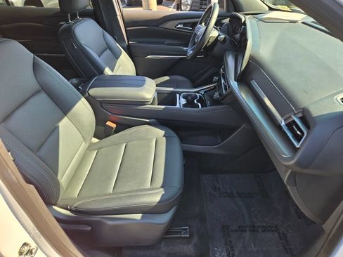 Used 2025 Chevrolet Traverse LT FWD image 16
