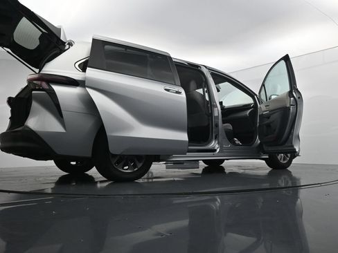 Used 2024 Toyota Sienna LE FWD image 29