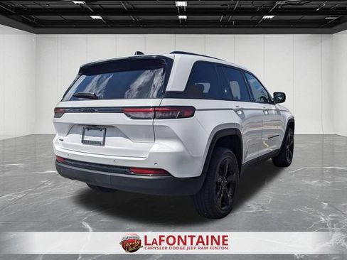Used 2023 Jeep Grand Cherokee Altitude AWD/4WD image 5