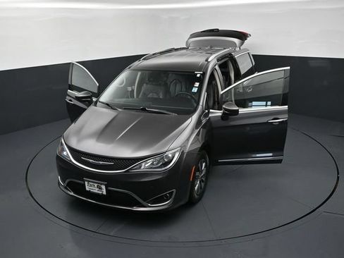 Used 2020 Chrysler Pacifica Touring-L Plus w/ Advanced Safetytec Group FWD image 25