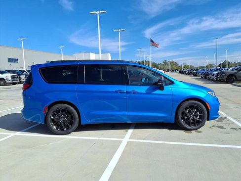 New 2026 Chrysler Pacifica Limited w/ S Appearance Package FWD image 5
