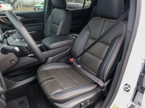 Used 2025 Chevrolet Traverse High Country image 7