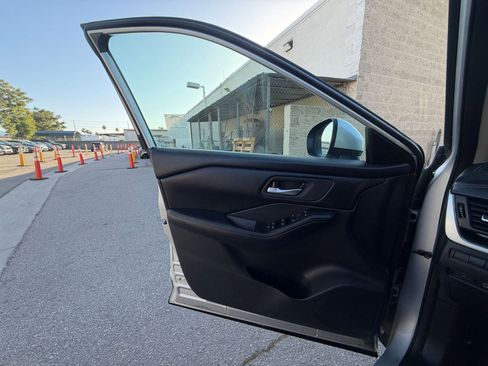 Used 2025 Nissan Rogue SV FWD image 18