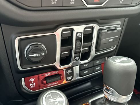 Used 2025 Jeep Wrangler Unlimited Rubicon image 23