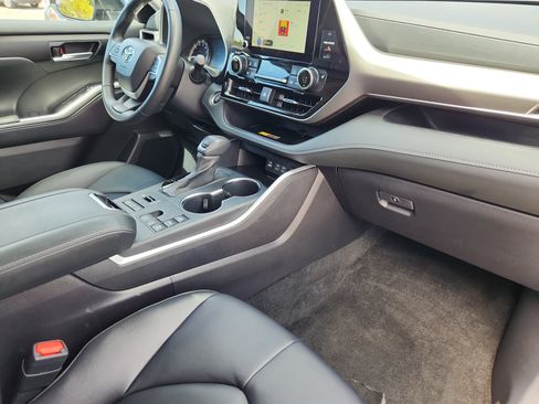 Used 2025 Toyota Highlander XLE AWD/4WD image 18