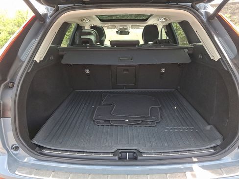 Certified 2022 Volvo XC60 B5 Momentum w/ Climate Package image 28