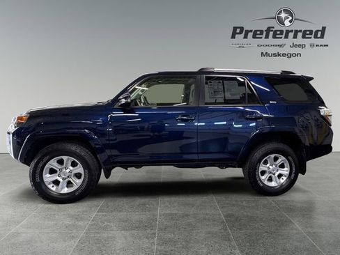 Used 2021 Toyota 4Runner SR5 Premium w/ Moonroof Package AWD/4WD image 9