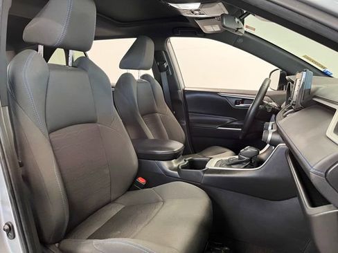 Used 2022 Toyota RAV4 SE w/ Convenience Package image 10