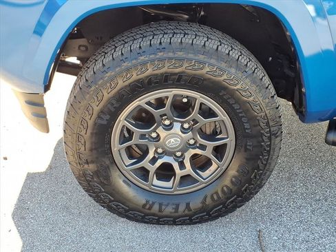 Used 2018 Toyota Tacoma SR image 30