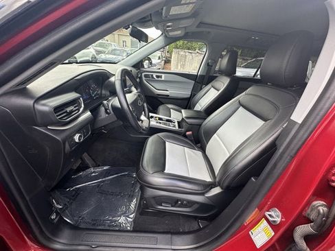 Used 2022 Ford Explorer XLT w/ Equipment Group 202A image 9