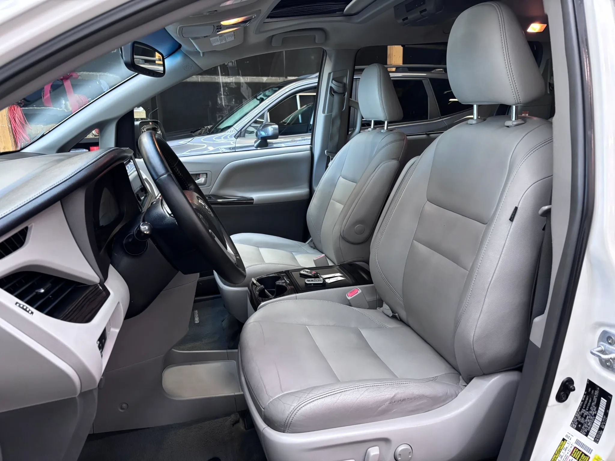Used 2015 Toyota Sienna XLE w/ XLE Navigation Package FWD image 9