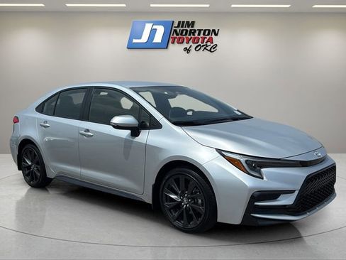 Used 2026 Toyota Corolla SE w/ SE Premium Package FWD image 3