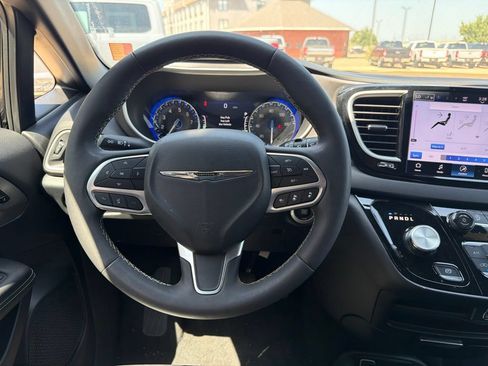Used 2025 Chrysler Pacifica Select FWD image 23