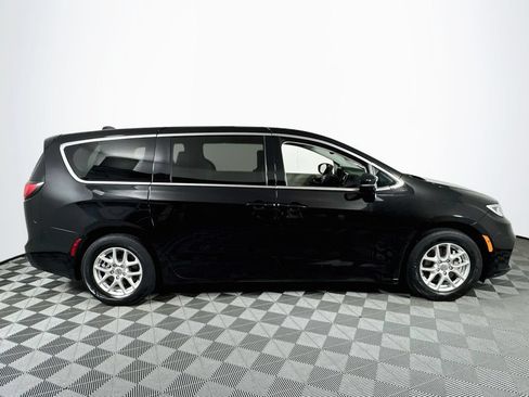 Used 2024 Chrysler Pacifica Touring-L FWD image 8