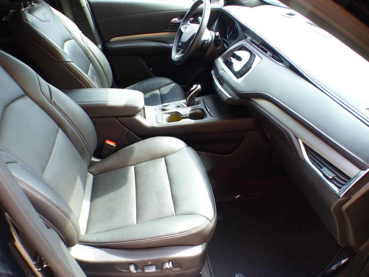 Used 2022 Cadillac XT4 Premium Luxury w/ Enhanced Visibility Package FWD image 23