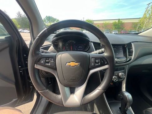 Used 2020 Chevrolet Trax LT w/ LT Convenience Package AWD/4WD image 22