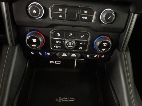 Used 2023 Chevrolet Suburban Premier AWD/4WD image 18