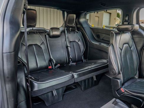 Used 2025 Chrysler Pacifica Limited FWD image 27