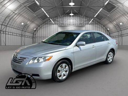 Used 2009 Toyota Camry LE FWD image 3