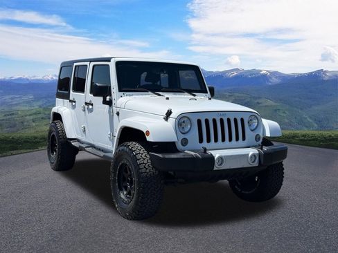 Used 2015 Jeep Wrangler Unlimited Sahara w/ Connectivity Group AWD/4WD image 8