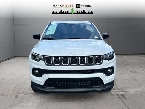 Used 2025 Jeep Compass Latitude AWD/4WD image 8