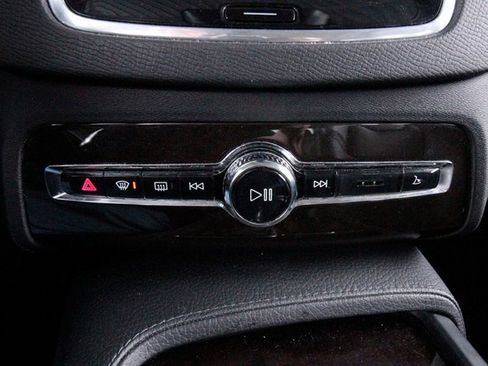 Used 2018 Volvo XC90 T6 Momentum w/ Convenience Package image 13