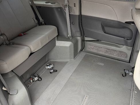 Used 2015 Toyota Sienna XLE FWD image 13