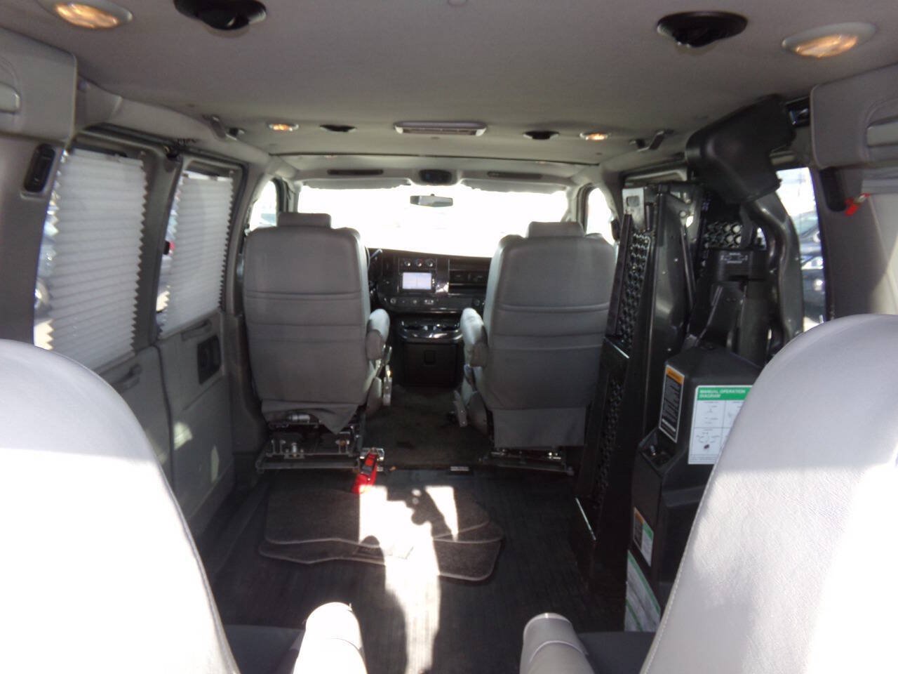 Used 2010 GMC Savana 1500 w/ Preferred Equipment Group RWD image 21
