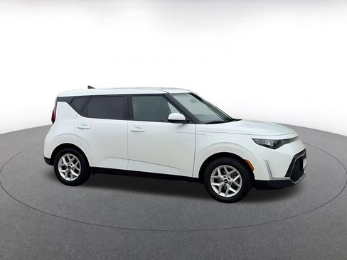 Used 2025 Kia Soul LX w/ LX Technology Package FWD image 2