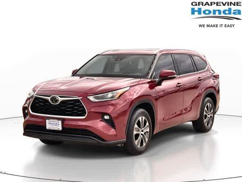 Used 2021 Toyota Highlander XLE image 1
