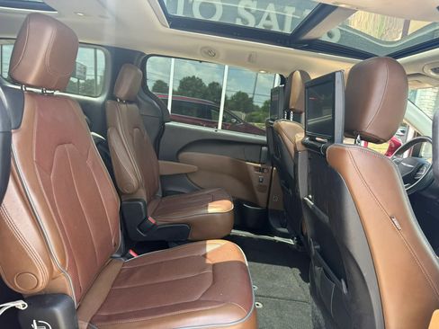 Used 2017 Chrysler Pacifica Limited FWD image 17