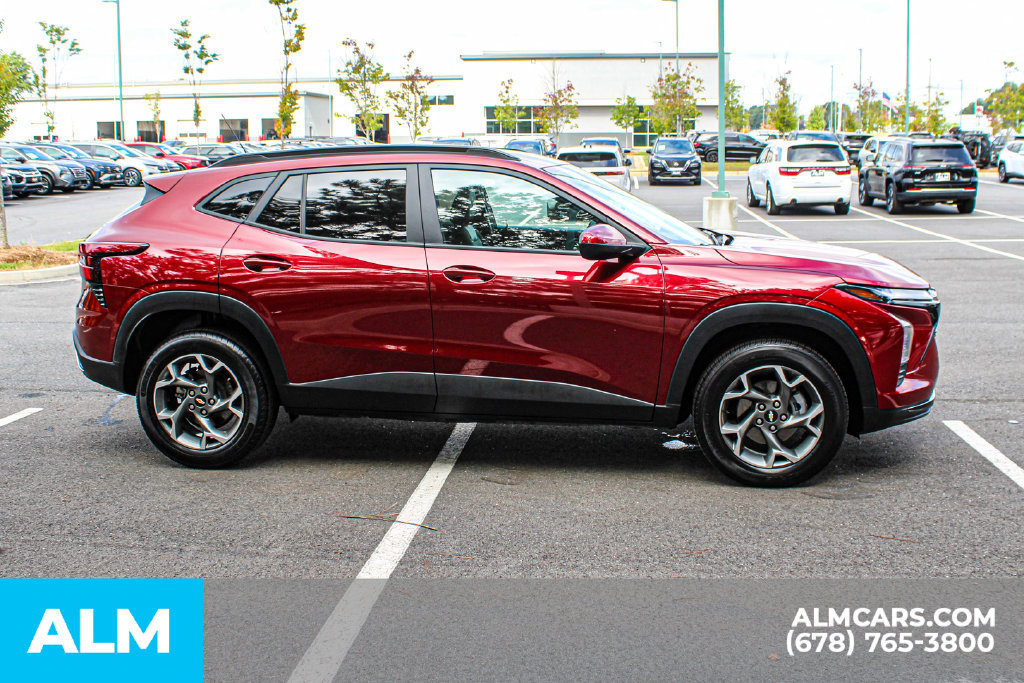 Used 2025 Chevrolet Trax LT FWD image 8