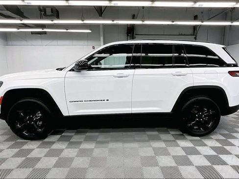 Used 2023 Jeep Grand Cherokee Altitude AWD/4WD image 14
