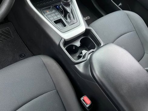 Used 2020 Toyota RAV4 LE AWD/4WD image 19