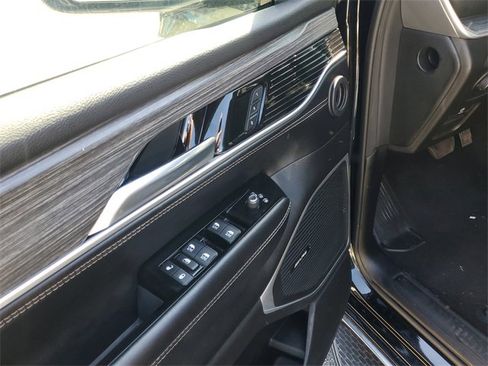 Used 2024 Jeep Wagoneer L Series II image 11