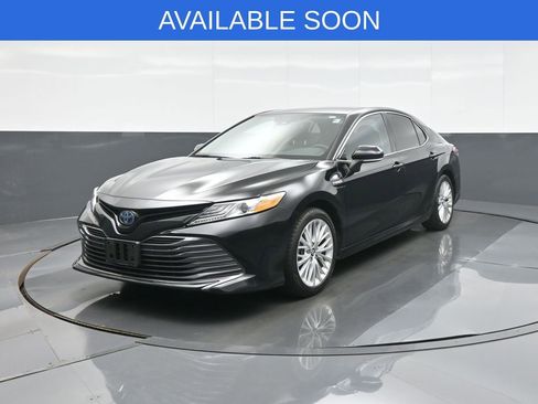 Used 2020 Toyota Camry XLE FWD image 3