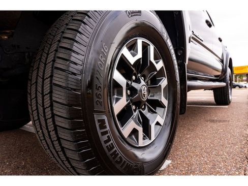 Used 2021 Toyota Tacoma TRD Off-Road image 9