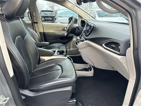 Certified 2023 Chrysler Pacifica Touring-L image 9