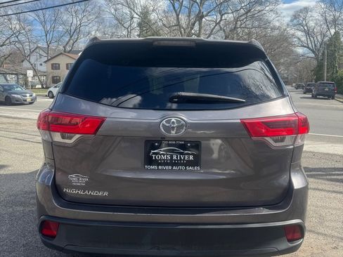 Used 2019 Toyota Highlander LE FWD image 4