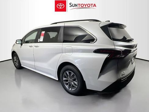 New 2026 Toyota Sienna XLE image 5
