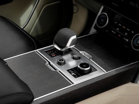 Used 2022 Land Rover Range Rover Long Wheelbase SE image 24