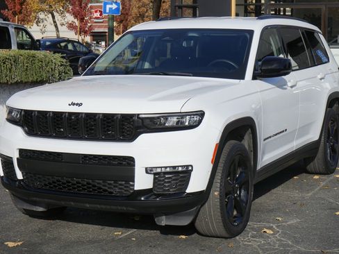 Used 2023 Jeep Grand Cherokee L Limited w/ Luxury Tech Group II image 3