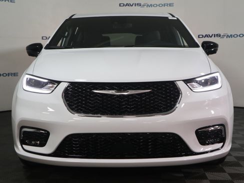 New 2026 Chrysler Pacifica Select image 13